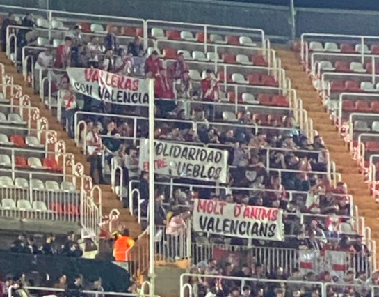 Afición Rayo apoyo a Valencia en Mestalla. Vía: @ResistenciaVk