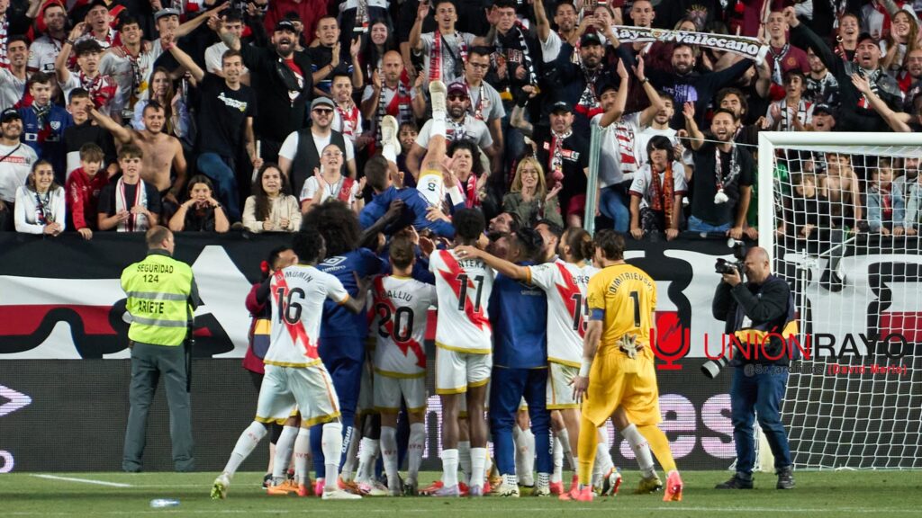 El manteo a Trejo tras la victoria ante el Granada después de su expulsión