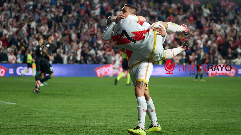 Trejo cogiendo a Isi en brazos tras el gol de Camello al Betis