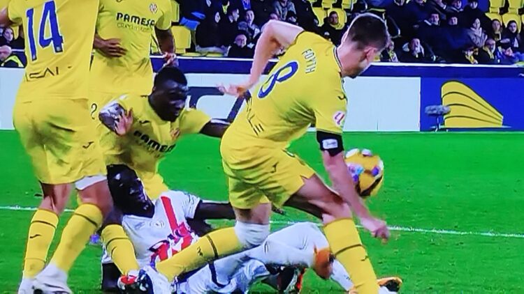 El Rayo Vallecano protestó un posible penalti en la última jugada del partido ante el Villarreal 1 penalti Villarreal Rayo