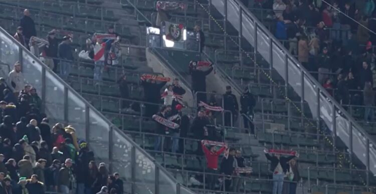 Una veintena de aficionados franjirrojos apoyaron al Rayo Vallecano en el Benito Villamarín 1 aficionados Rayo en Villamarín Betis