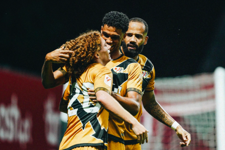 Mensaje de Etienne a Marco de la Sías tras su gol con el Rayo B ante el Parla 1 Marco de la Sías y Etienne Eto'o