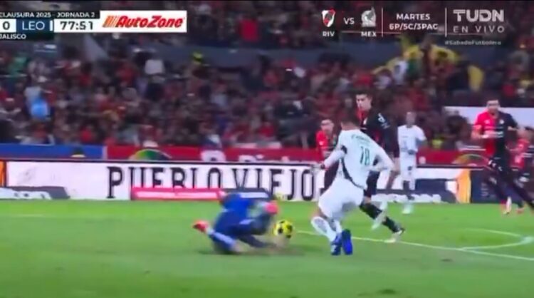 El debut de James con Club León: victoria, piscinazo y capitán 1 img 8541 1