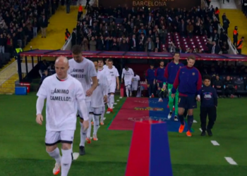 Los jugadores del Rayo Vallecano saltaron con camisetas en apoyo a Camello 21 Ánimo Camello