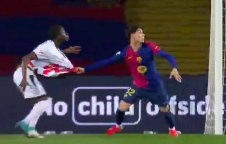 El Rayo protestó un posible penalti del Barcelona sobre Mumin 1 penalti Mumin