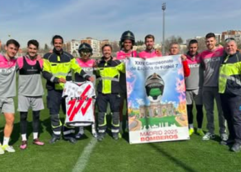 El Rayo Vallecano entrega una camiseta para sortearla en un Campeonato de fútbol de Bomberos 6 camiseta Rayo Campeonato de Bomberos y Bomberas 2025