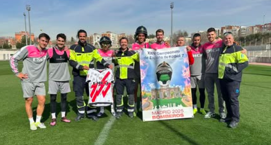 El Rayo Vallecano entrega una camiseta para sortearla en un Campeonato de fútbol de Bomberos 1 camiseta Rayo Campeonato de Bomberos y Bomberas 2025
