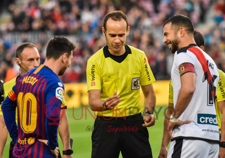 Melero López arbitrando el Barcelona-Rayo