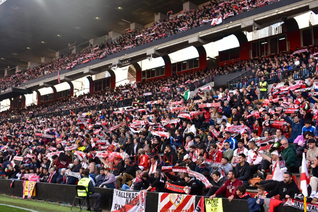 La afición del Rayo protesta: pancartas en Vallecas por la subida del abono 2 espectadores afición Vallecas