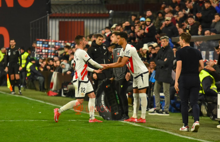 Ovación de Vallecas a Etienne Eto’o en el duelo ante la Real Sociedad 1 Etienne Eto'o