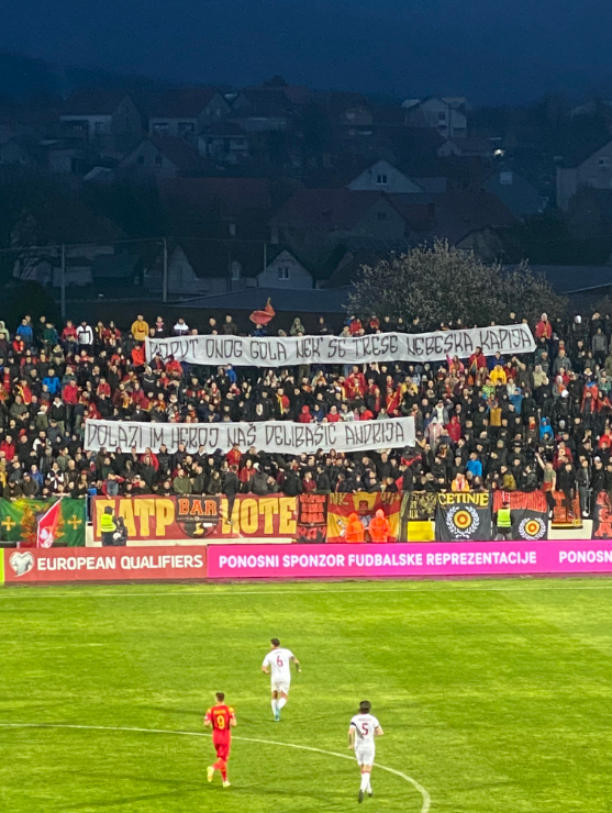 Montenegro rindió homenaje a Delibasic en su último encuentro ante Gibraltar 2 Pancarta delibasic