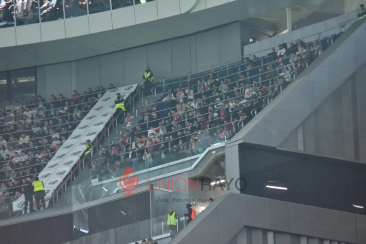 Medio centenar de aficionados franjirrojos se desplazaron al Santiago Bernabéu 1 aficionados Rayo en el Santiago Bernabéu