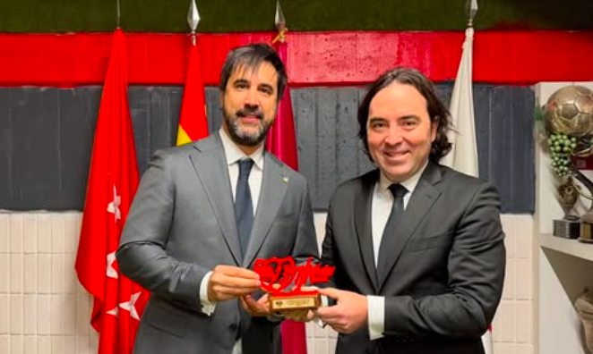 El Rayo Vallecano regaló su obsequio del Centenario al Valencia 1 obsequio Centenario Presa