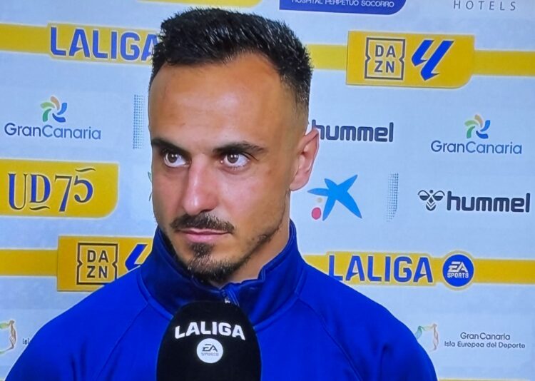 Alvaro declas las palmas