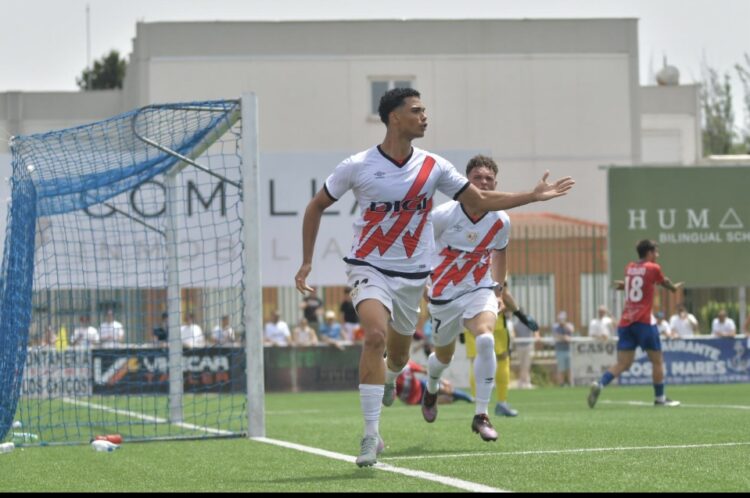 El Rayo B dejó escapar la victoria en el último suspiro 1 Etienne Eto'o celebra el gol del Rayo B