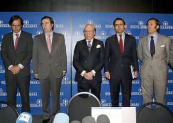 José María Ruiz Mateos (c) junto a seis de sus hijos. (EFE)