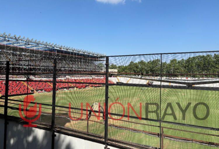obras Estadio Vallecas lona césped Rayo UEFA