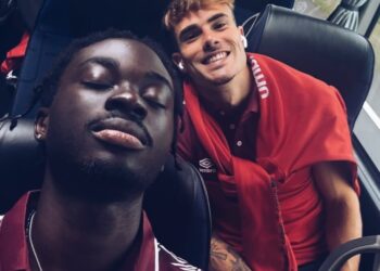 Mumin junto a Chavarría en el stage