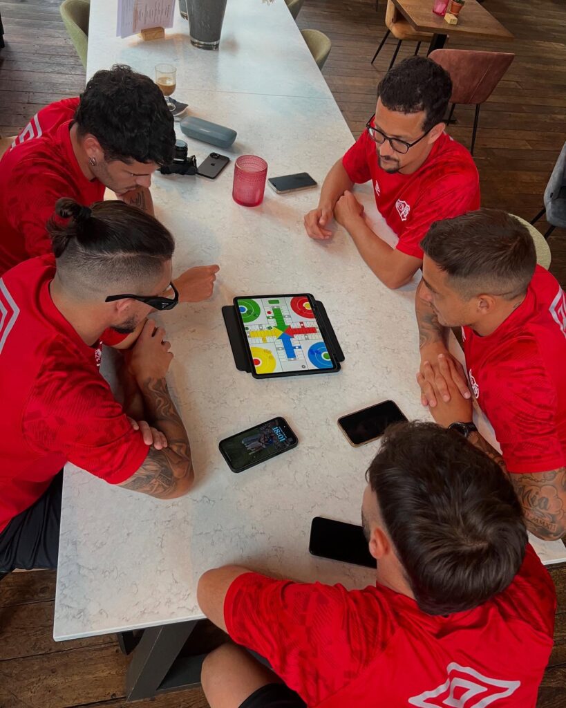 El Rayo regresa del stage en Países Bajos con buenas sensaciones 3 Balliu y los compañeros jugando al parchís