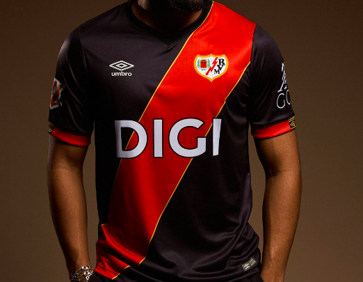 Umbro lanza cuatro camisetas de portero del Rayo con mensaje: "La franja roja sigue firme: historia, identidad y carácter" 3 camiseta Rayo portero