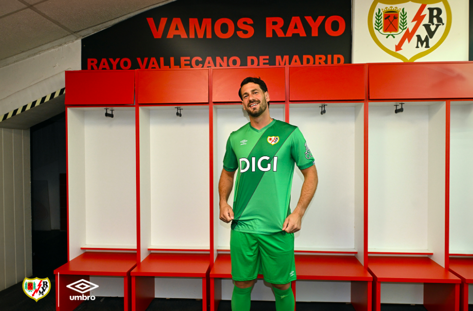 Umbro lanza cuatro camisetas de portero del Rayo con mensaje: "La franja roja sigue firme: historia, identidad y carácter" 2 Umbro camisetas portero Rayo