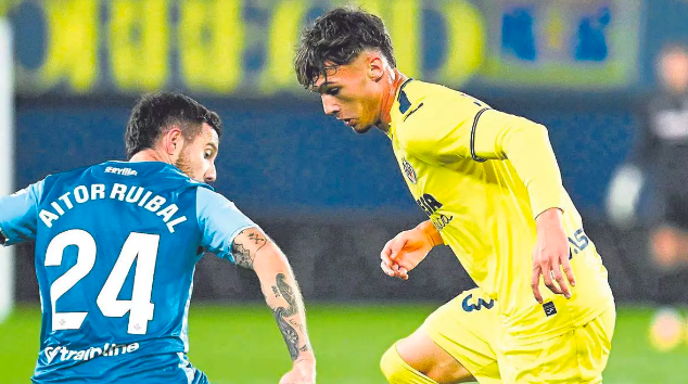 El Villarreal quiere quedarse a Pau Cabanes, pese al interés del Rayo 1 Pau Cabanes, con el Villarreal / EFE