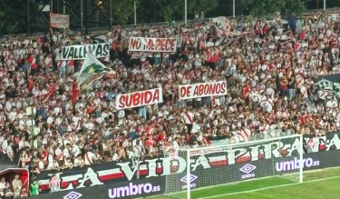 La afición del Rayo protesta: pancartas en Vallecas por la subida del abono 1 Rayo en Vallecas abonos