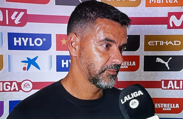 Míchel tras la derrota ante el Rayo: "No quiero poner la excusa del césped que estaba seco por el calor, han sido dos accidentes" 1 Míchel