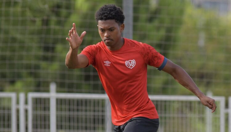 Jozhua Vertrouwd: "Estoy disfrutando mucho de los primeros días en Vallecas" 2 Jozhua Vertrouwd