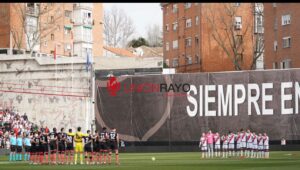 Bandera en el estadio del Rayo Vallecano a media asta