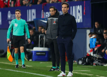 Iñigo Pérez (entrenador Rayo Vallecano) durante el partido de La Liga EA Sports entre CA Osasuna y Rayo Vallecano disputado en el estadio de El Sadar en Pamplona. IÑIGO ALZUGARAY