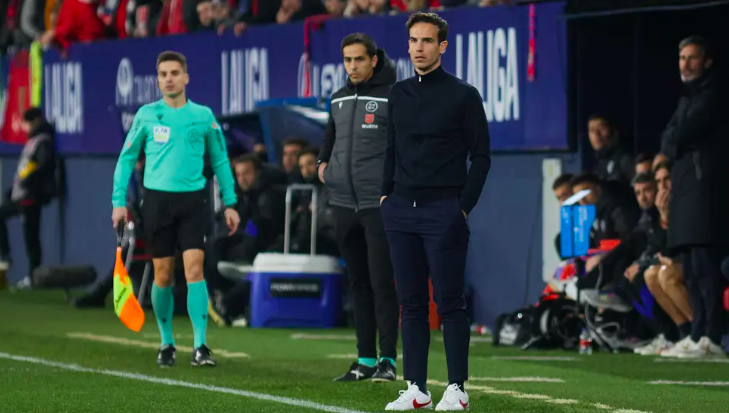 Íñigo Pérez vuelve a El Sadar, el lugar donde se crió y se retiró como futbolista 1 Iñigo Pérez (entrenador Rayo Vallecano) durante el partido de La Liga EA Sports entre CA Osasuna y Rayo Vallecano disputado en el estadio de El Sadar en Pamplona. IÑIGO ALZUGARAY