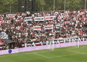 pancarta afición Rayo Sevilla Vallecas