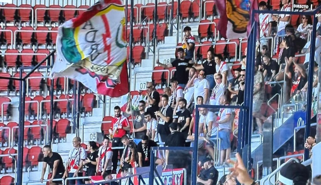 Medio centenar de aficionados del Rayo apoyaron a su equipo en El Sadar 3 Osasuna Rayo aficion El Sadar
