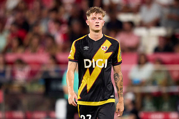 El exrayista Pelayo debuta con el Cádiz 1 GIRONA, SPAIN - AUGUST 15: Pelayo Fernandez of Rayo Vallecano looks on during the LaLiga EA Sports match between Girona FC and Rayo Vallecano de Madrid at Montilivi Stadium on August 15, 2025 in Girona, Spain.