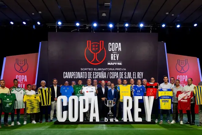 Foto grupal del sorteo de la fase previa de la Copa del Rey, con 20 equipos de categoría RegionalRFEF
