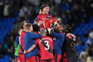 SAN SEBASTIAN, SPAIN - OCTOBER 05: Alfonso Espino of Rayo Vallecano celebrates with team mates after the team's victory in the LaLiga EA Sports match between Real Sociedad and Rayo Vallecano de Madrid at Reale Arena on October 05, 2025 in San Sebastian, Spain. (Photo by Juan Manuel Serrano Arce/Getty Images)