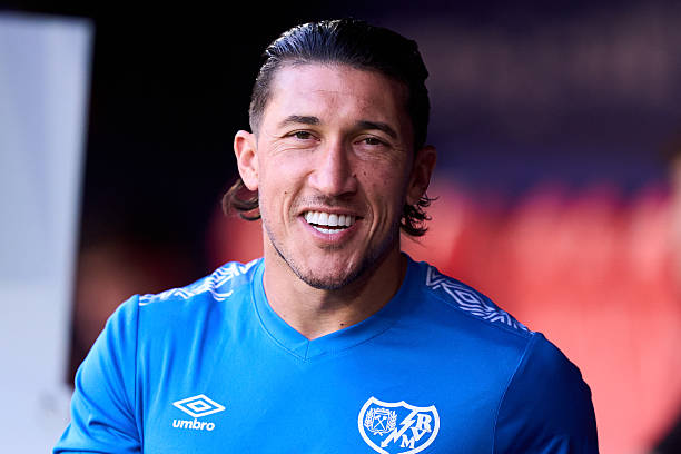 PAMPLONA, SPAIN - SEPTEMBER 14: Pacha Espino of Rayo Vallecano looks on prior to the LaLiga EA Sports match between CA Osasuna and Rayo Vallecano de Madrid at Estadio El Sadar on September 14, 2025 in Pamplona, Spain. (Photo by Juan Manuel Serrano Arce/Getty Images)