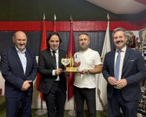 Intercambio figura Rayo Vallecano-Shkëndija