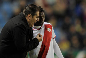 Rayo Vallecano's coach Jose Ramon Sandoval (L) speaks with Rayo Vallecano's Guinean forward Lass (R) during the Spanish league football match between Levante UD and Rayo Vallecano at Ciutat de Valencia stadium in Valencia on February 19, 2012. AFP PHOTO/ JOSE JORDAN (Photo credit should read JOSE JORDAN/AFP via Getty Images)