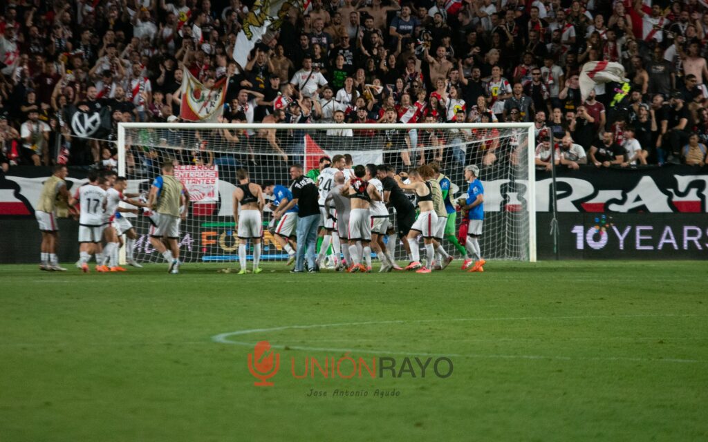 Vallecas cantó 'La Vida Pirata' en su regreso a Europa 2 La Vida Pirata Rayo Vallecas
