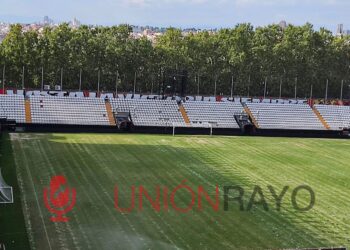 césped del Estadio de Vallecas verano