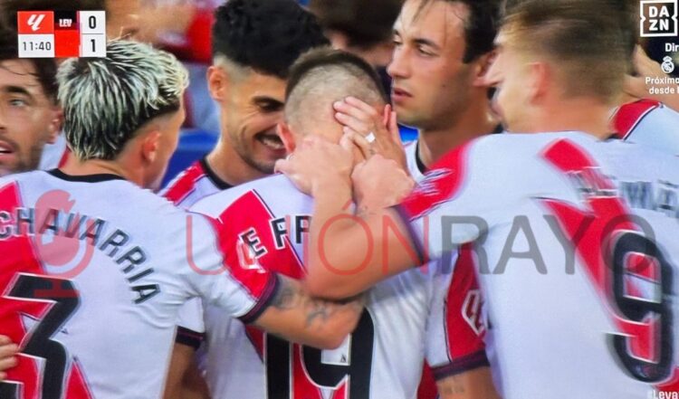 El golazo de espuela de Jorge de Frutos para adelantar al Rayo ante el Levante 1 Jorge de Frutos