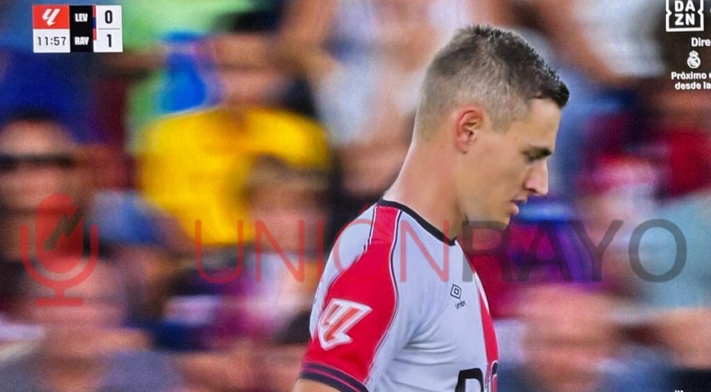 El golazo de espuela de Jorge de Frutos para adelantar al Rayo ante el Levante 2 Jorge de Frutos