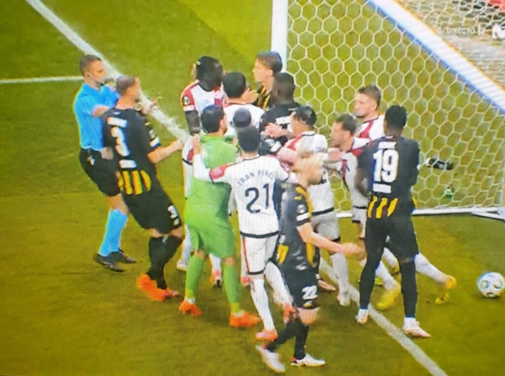 Pep Chavarría fue expulsado ante el Häcken tras el gol de Ratiu 3 WhatsApp Image 2025 10 23 at 20.59.26