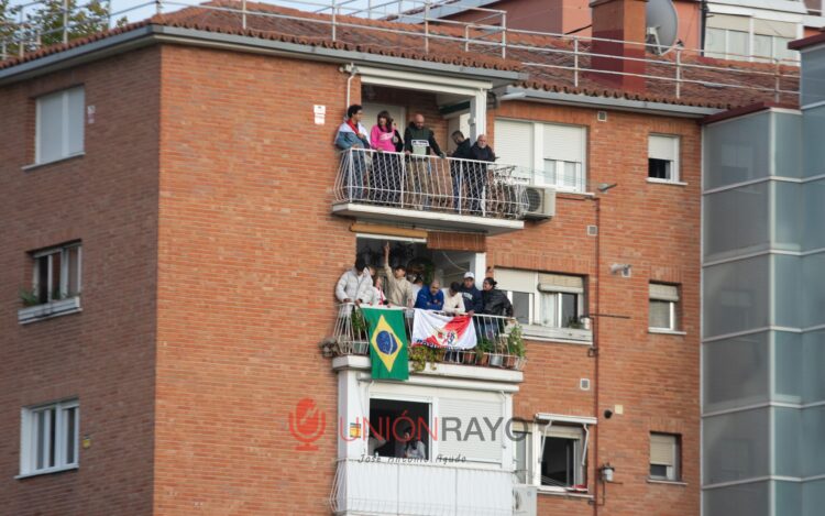 Nadie se quería perder el Rayo vs Real Madrid: balcones y muro hasta arriba 1 Balcones Rayo vs Real Madrid