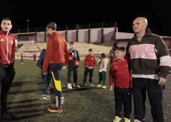 Isi saluda a jugadores del Cieza