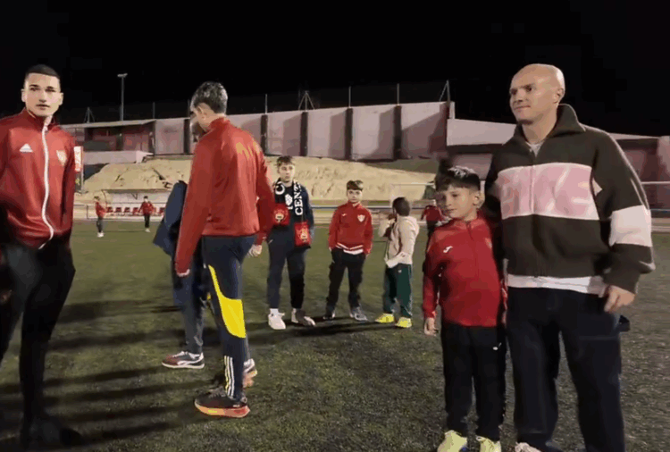 Isi saluda a jugadores del Cieza