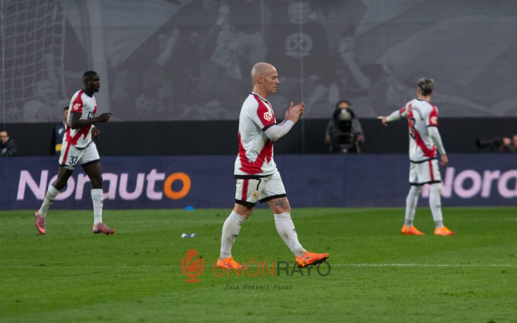 Isi sale aplaudido de Vallecas