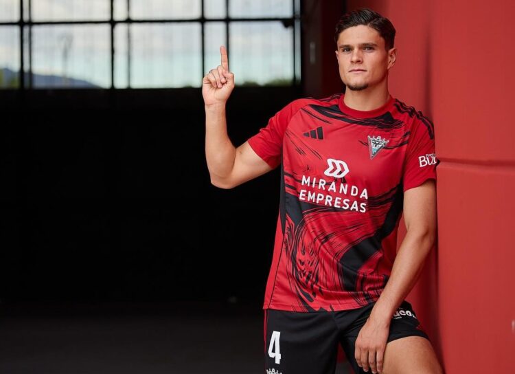 Martín Pascual encuentra su sitio en el Mirandés 1 Fuente de la imagen: Instagram @martoinj5